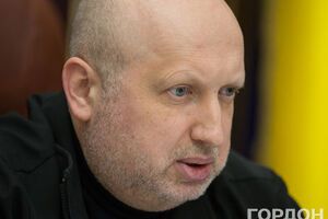 Турчинов заявив, що завдання забезпечити оборону Криму і використовувати з цією метою зброю було поставлено ще 28 лютого