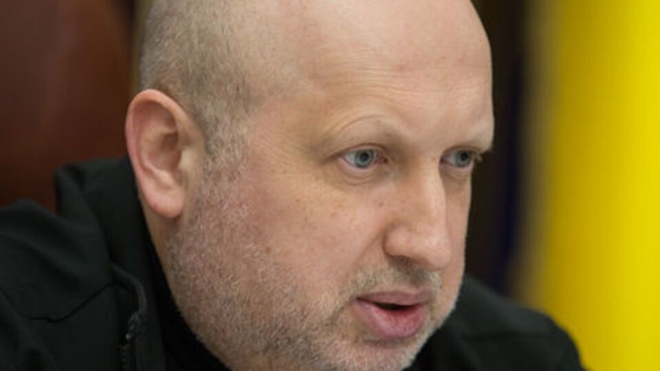 Турчинов заявив, що завдання забезпечити оборону Криму і використовувати з цією метою зброю було поставлено ще 28 лютого