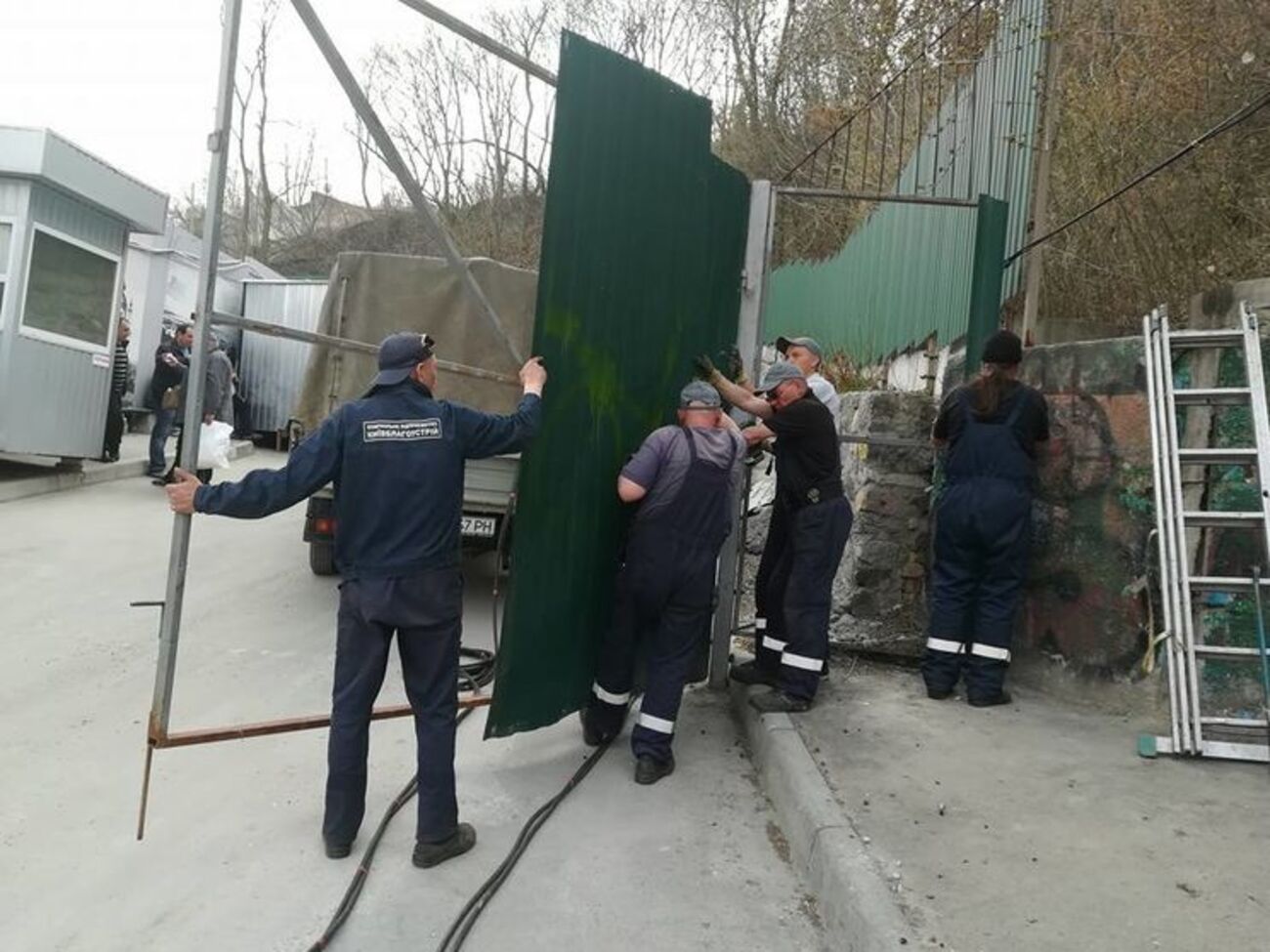 Вокруг строительства отеля демонтируют забор