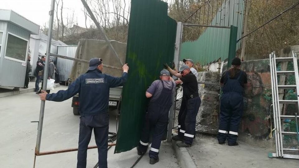 Навколо будівництва готелю демонтують паркан