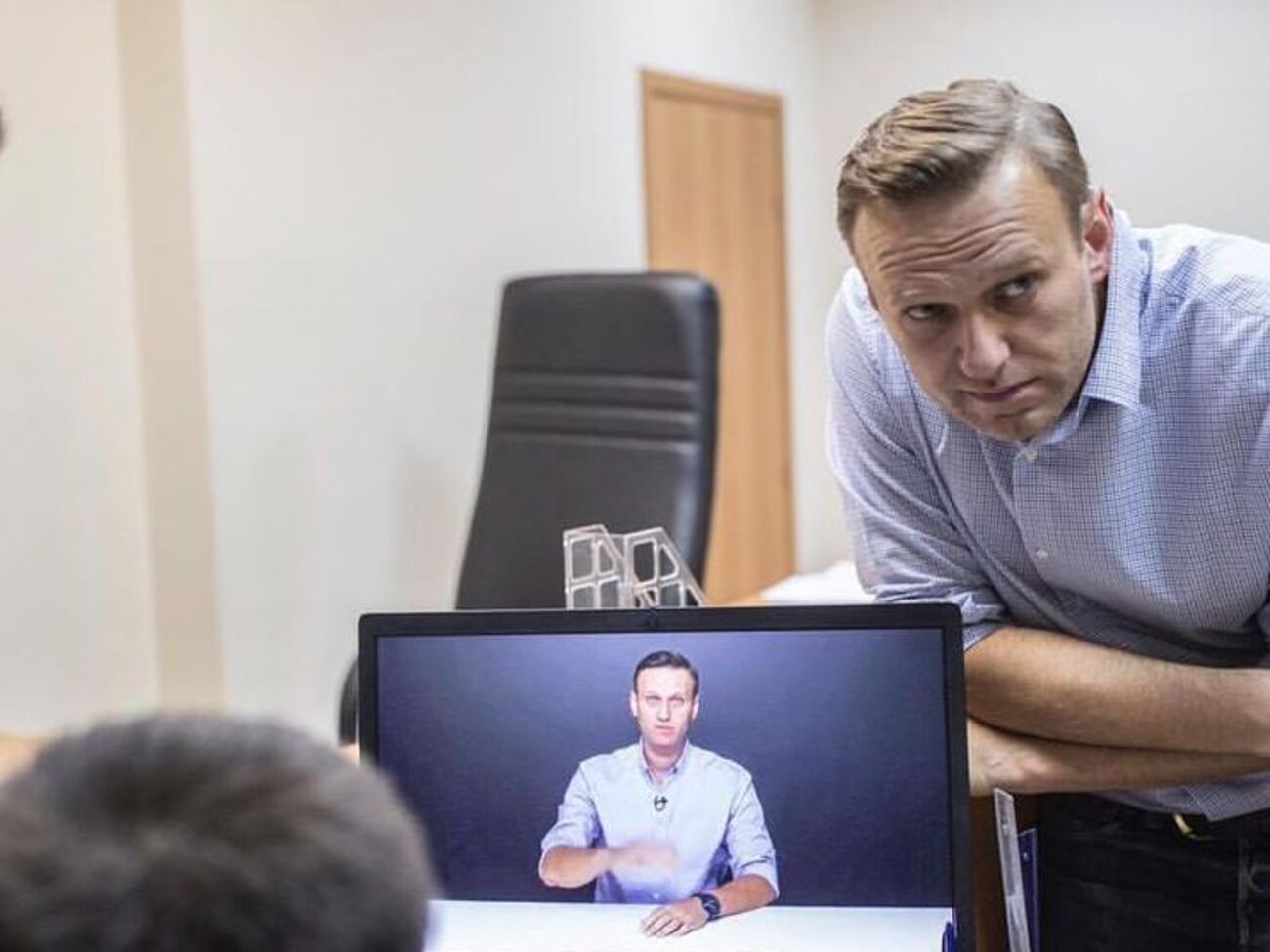 Навальний уважає, що, залишаючись удома, росіяни перетворюються на кріпаків