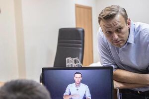 Навальный считает, что, оставаясь дома, россияне превращаются в крепостных крестьян