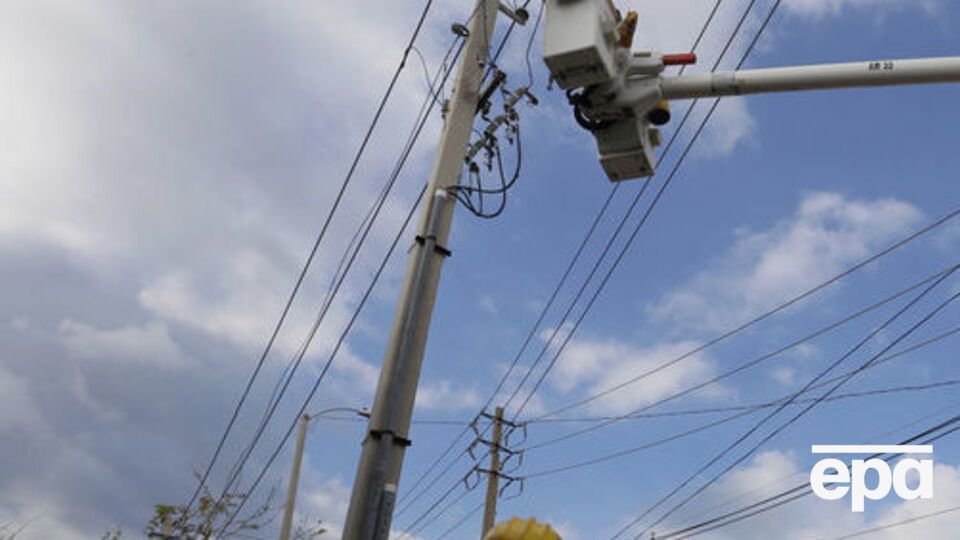 Сотні тисяч людей залишилися без світла через дерево, що впало