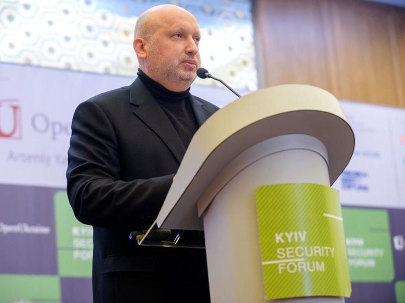 Турчинов рассказал, сколько российских военных в Крыму