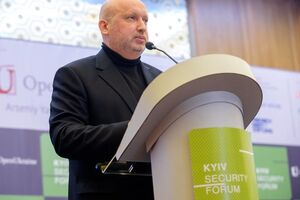Турчинов розповів, скільки російських військових у Криму