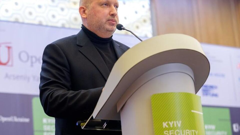 Турчинов розповів, скільки російських військових у Криму