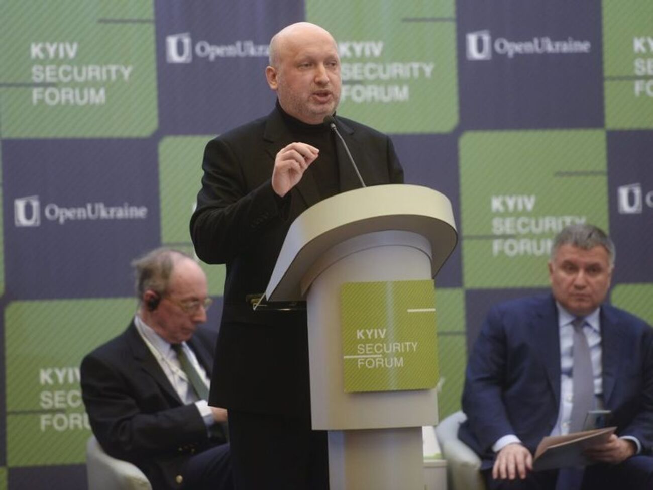 Турчинов поблагодарил Запад за санкции