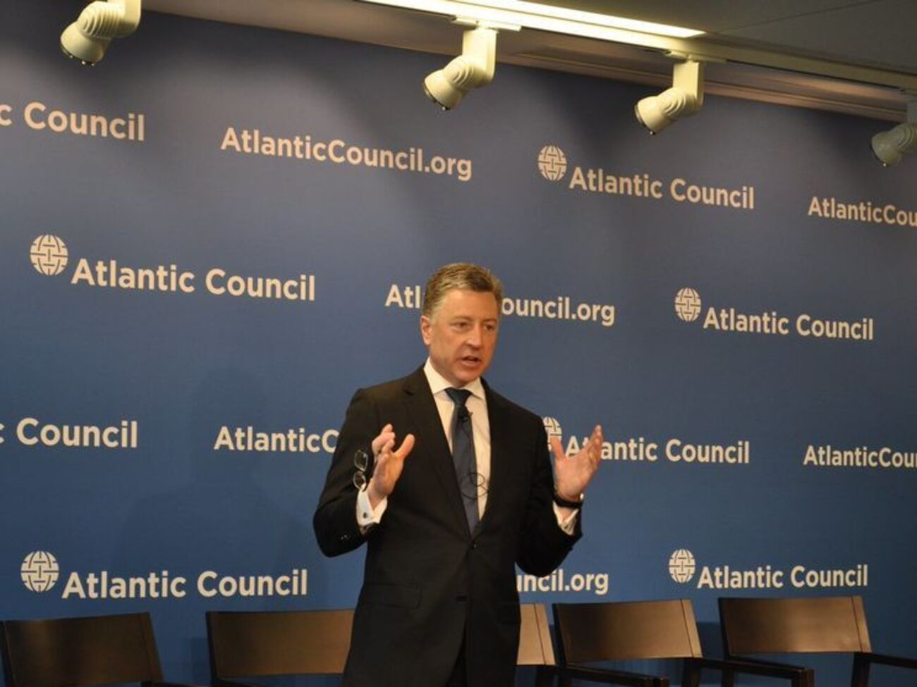 Волкер: Украина должна защищать себя