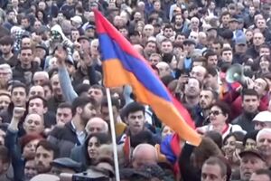 Участники митинга против премьерства Саргсяна перекрыли движение в центре Еревана
