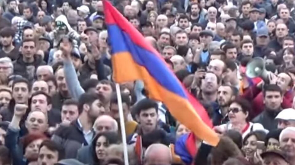 Участники митинга против премьерства Саргсяна перекрыли движение в центре Еревана