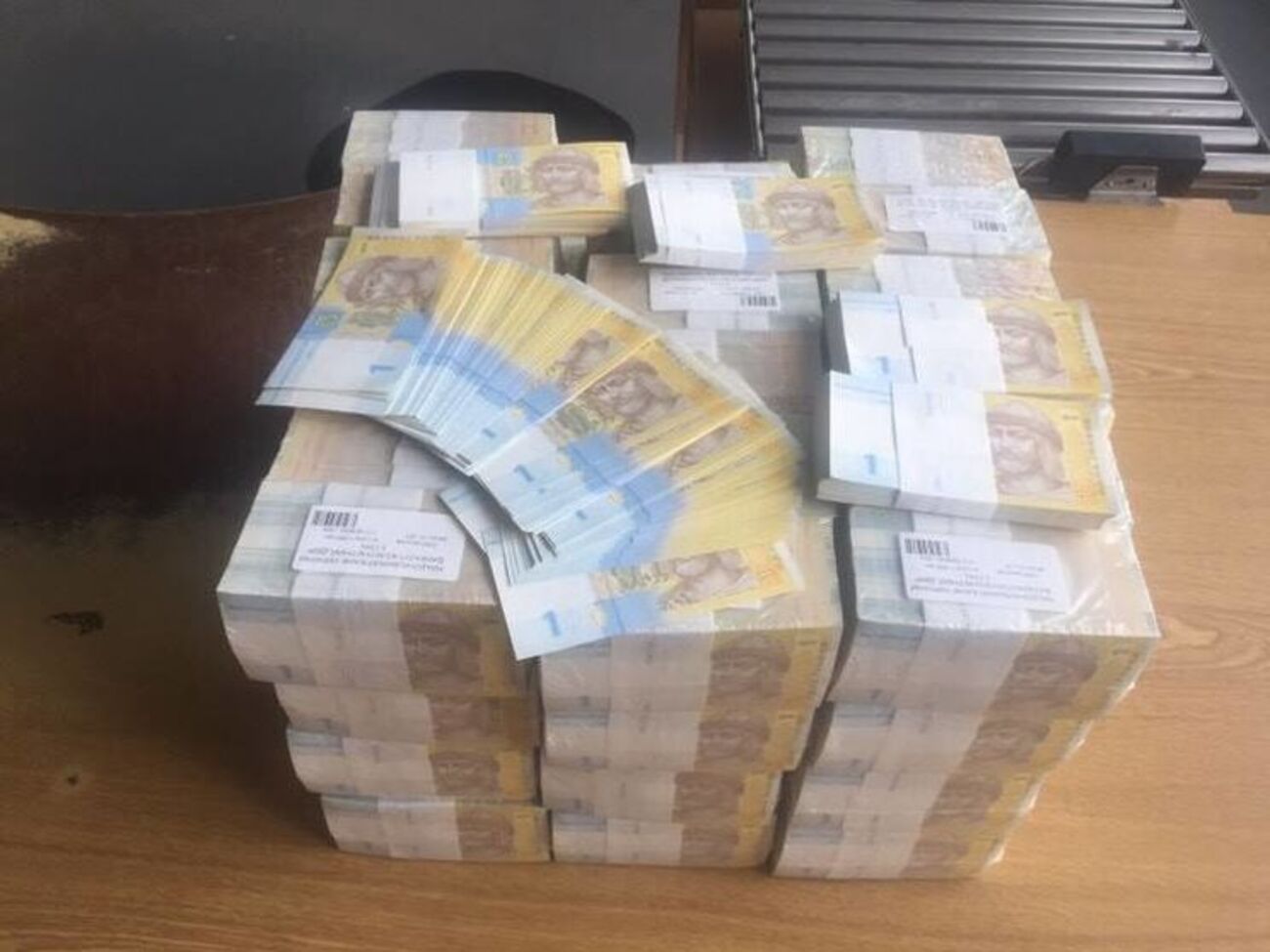 Деньги были упакованы в пачки по 100 купюр