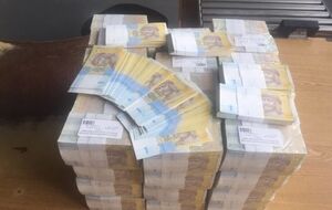 Деньги были упакованы в пачки по 100 купюр