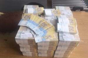 Гроші було упаковано в пачки по 100 купюр
