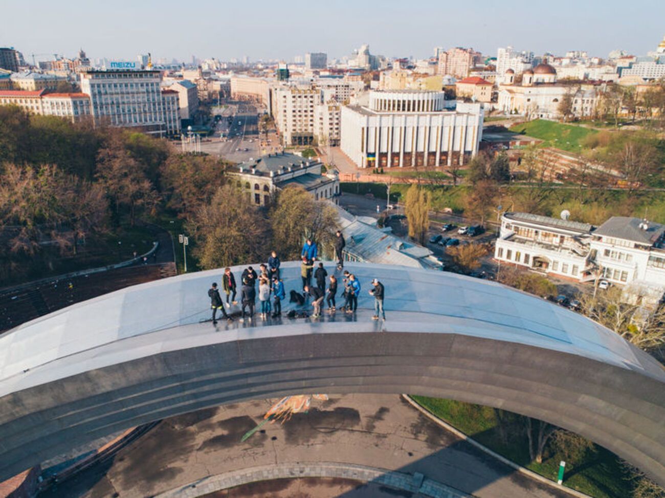 В Киеве группа руферов взобралась на Арку дружбы народов. Фоторепортаж