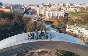 В Киеве группа руферов взобралась на Арку дружбы народов. Фоторепортаж