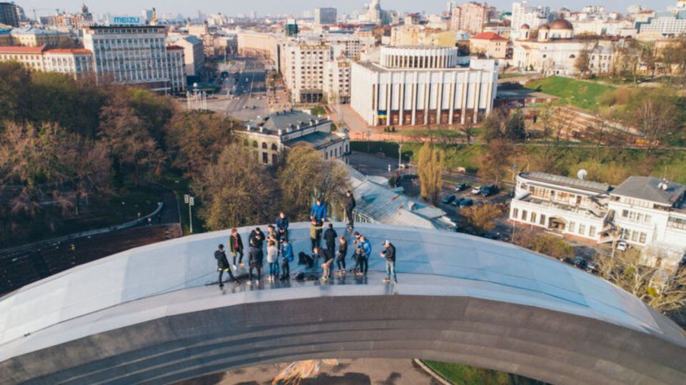 В Киеве группа руферов взобралась на Арку дружбы народов. Фоторепортаж