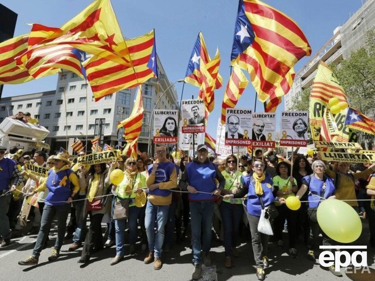 У Барселоні понад 300 тис. осіб вимагало звільнити колишніх каталонських лідерів. Фоторепортаж
