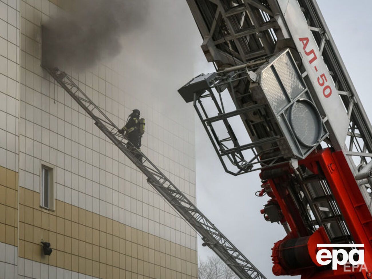 В результате пожара погибли 64 человека