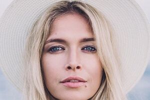 Бежнева споткнулась на концерте