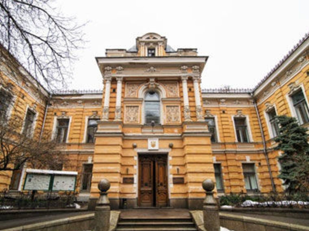 Приміщення Спілки письменників у центрі Києва здають дешевше від ринкових цін, заявив Острівний