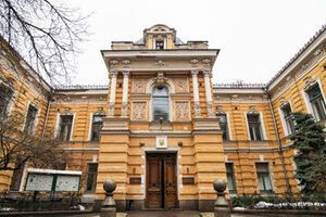 Помещения Союза писателей в центре Киева сдают дешевле рыночных цен, заявил Остривный
