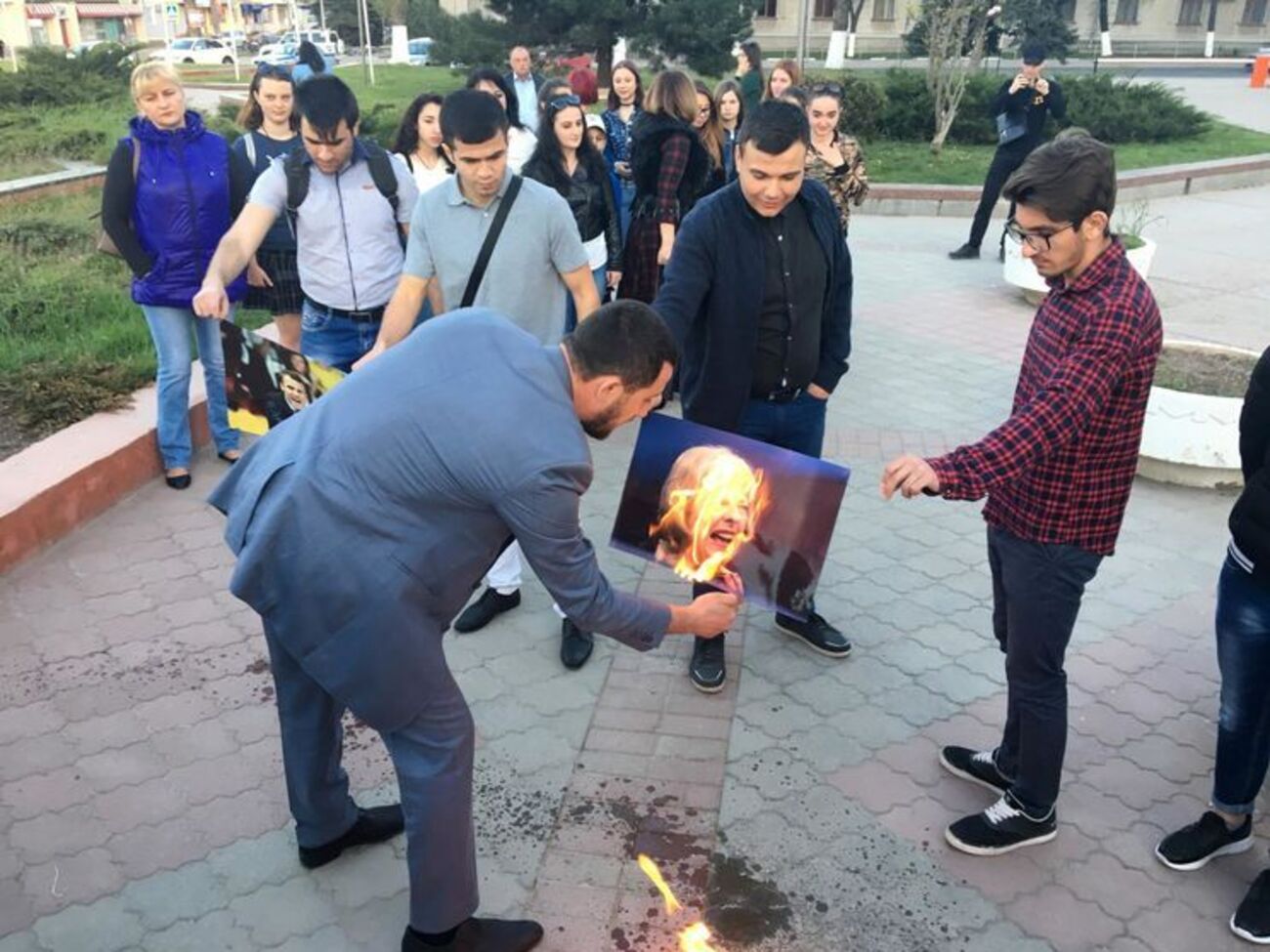 В Крыму жгли портреты Мэй, Макрона и Трампа