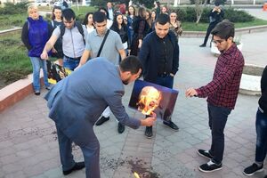 В Крыму жгли портреты Мэй, Макрона и Трампа