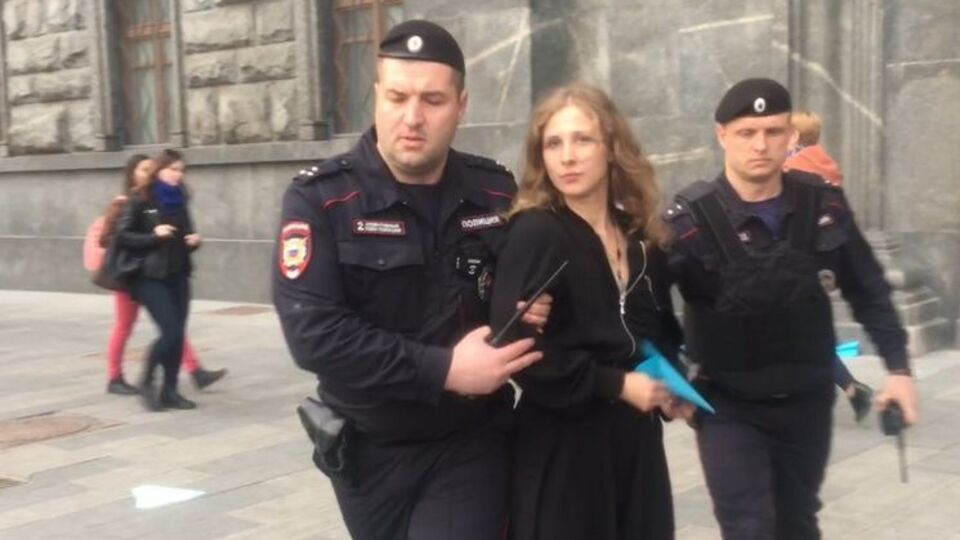 Альохіна провела ніч у поліції