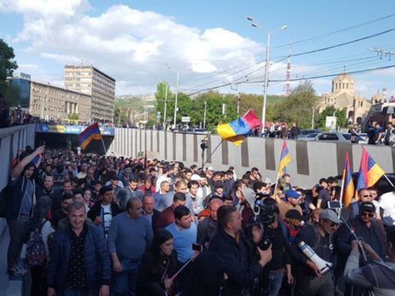 В Ереване проходят митинги оппозиции против премьерства Саргсяна