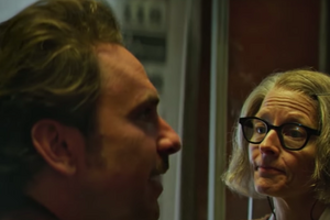 Фостер исполняет роль медсестры