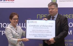 Йованович вручила Зарудному сертификат о передаче оборудования