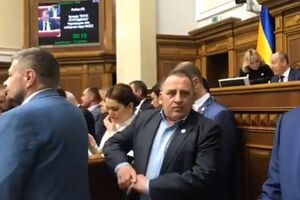 Представители Радикальной партии заблокировали трибуну ВР