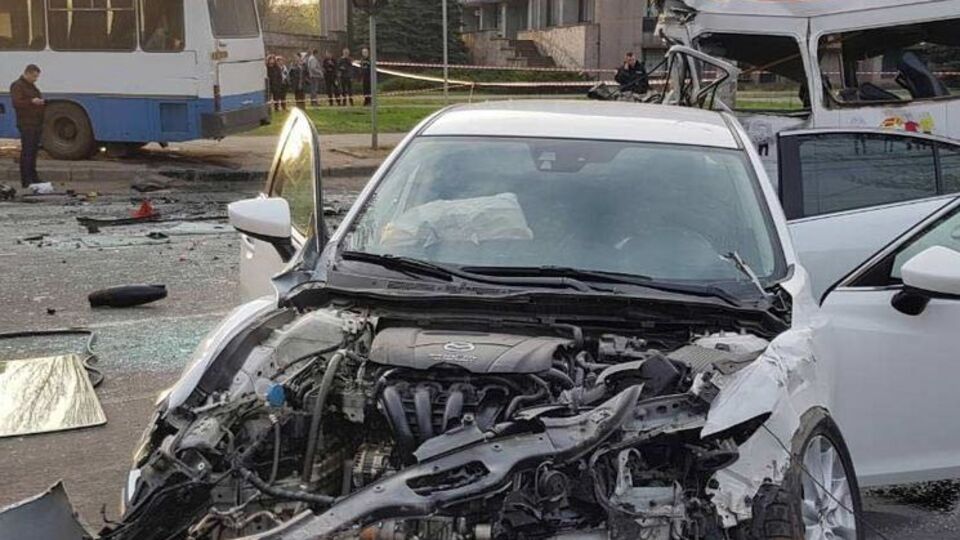 Водитель Mazda получил травму при ударе о руль