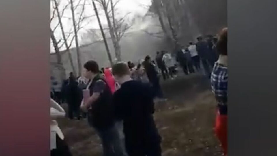 Учителя вывели детей из здания, после чего в школе начался пожар