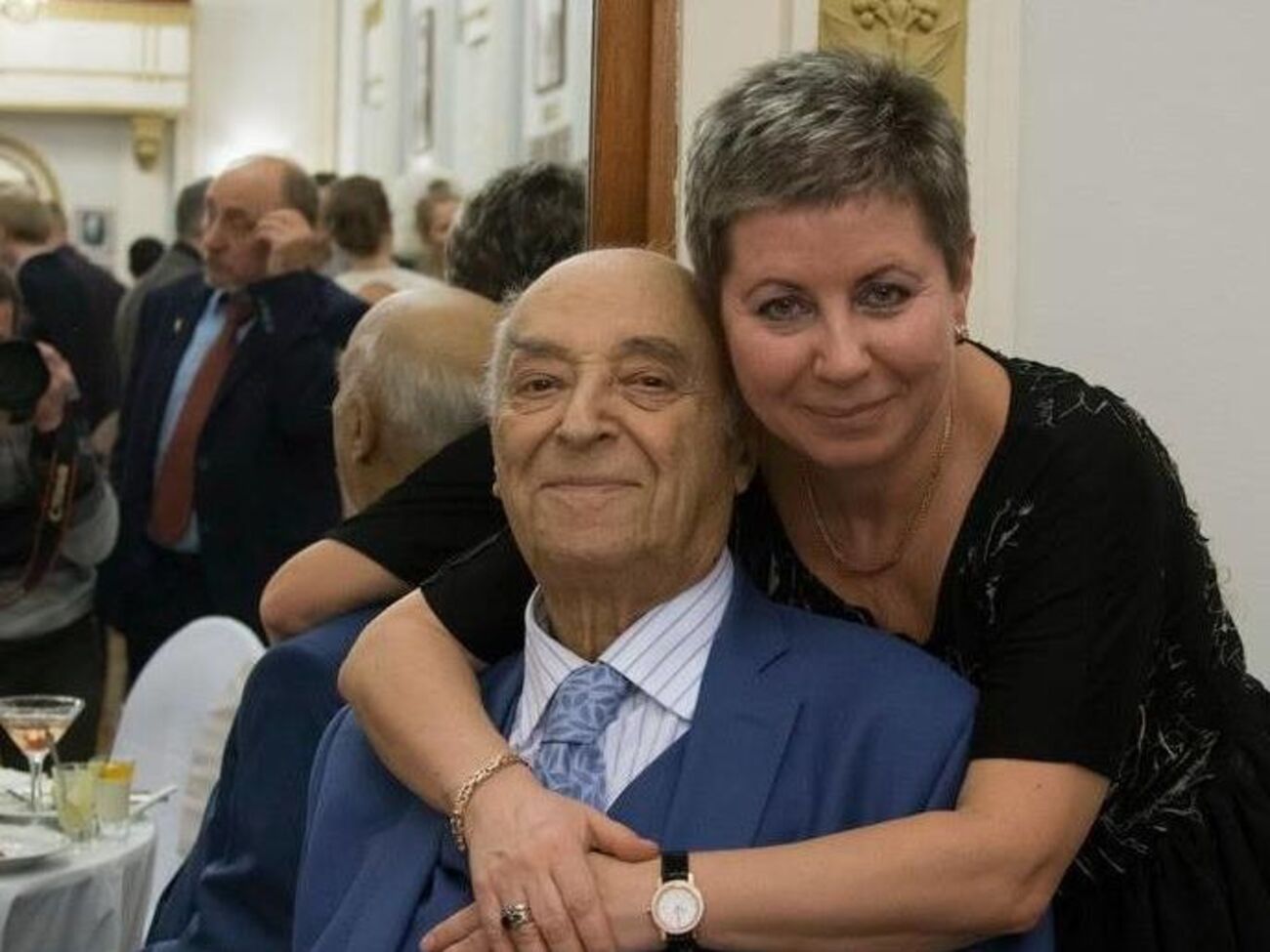 Етуш збирається із дружиною до Європи