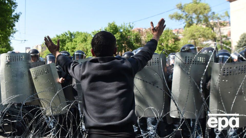 16 апреля демонстранты в Ереване начали акцию гражданского неповиновения