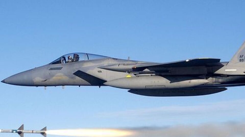 По данным минобороны РФ, в ночь на 9 апреля два израильских самолета F-15 нанесли с территории Ливана удар по сирийскому аэродрому