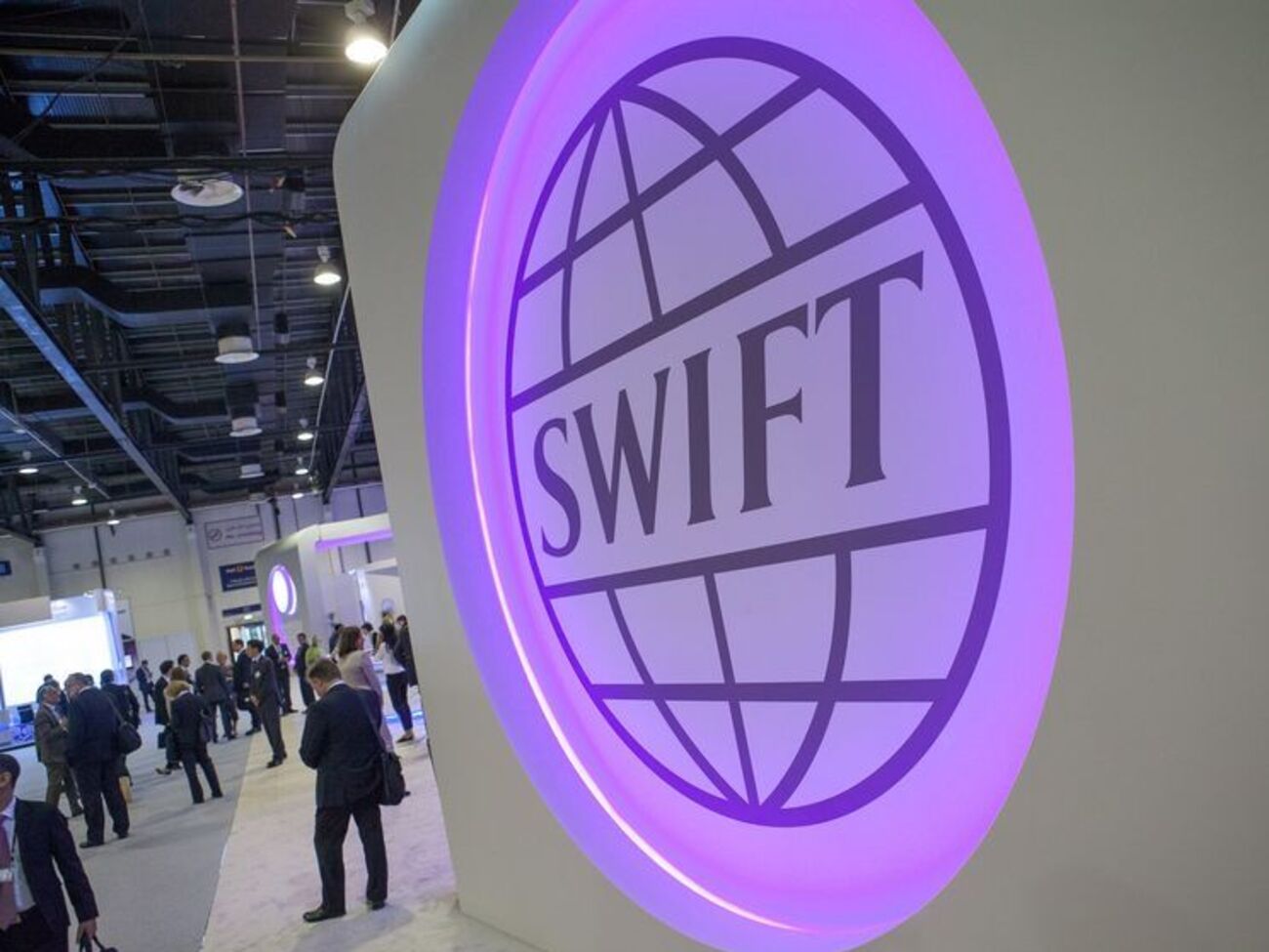 Представители SWIFT говорят, что не ответят на попытки давления