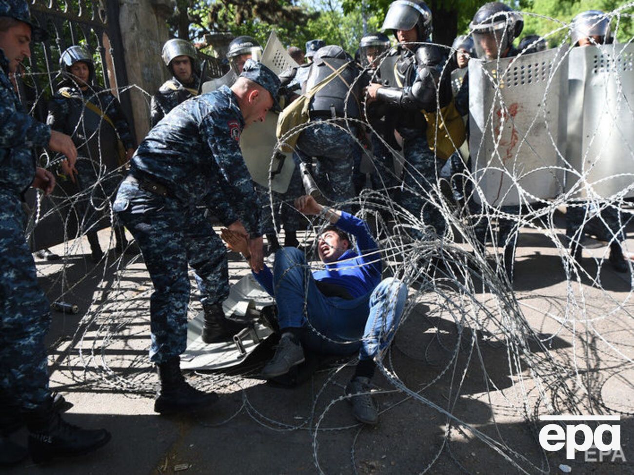 18 апреля протестующие начали блокаду резиденции Саргсяна
