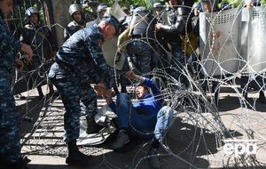 18 квітня протестувальники почали блокаду резиденції Саргсяна