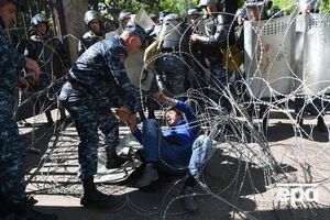 18 апреля протестующие начали блокаду резиденции Саргсяна