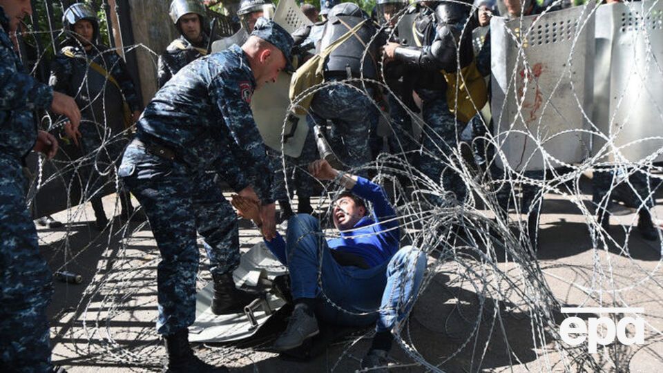 18 апреля протестующие начали блокаду резиденции Саргсяна