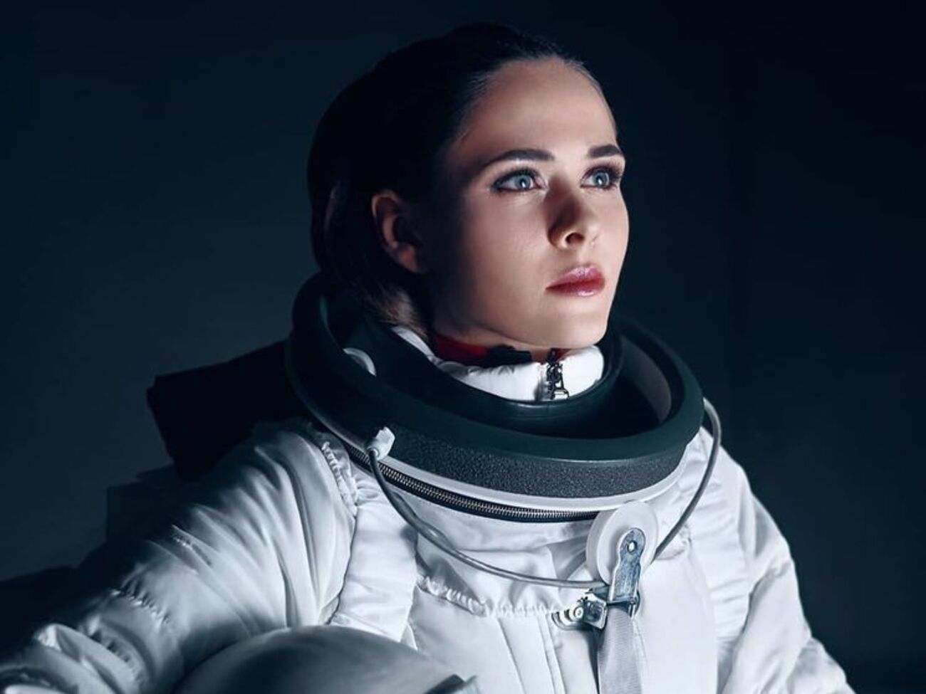 У ролику події частково відбуваються в космосі