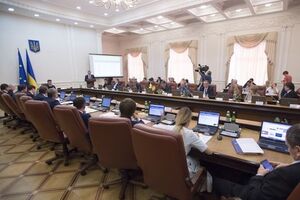 Дружина Гройсмана купила авто, Аваков отримав авторські права на книгу. Проект Bihus.info показав зміни у деклараціях міністрів. Інфографіка