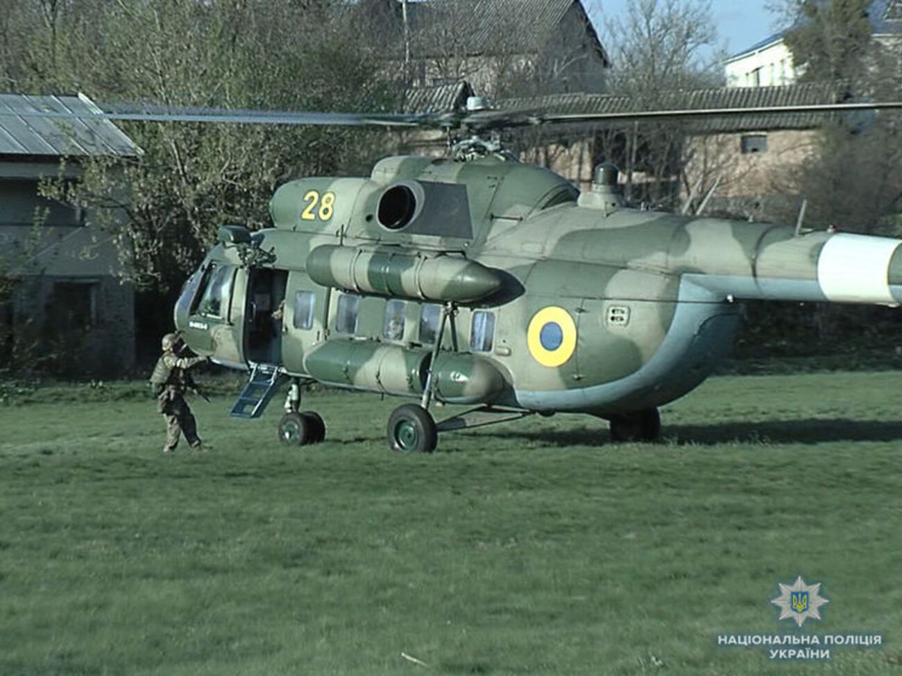 Прибывшие на вертолете спецназовцы провели штурм здания