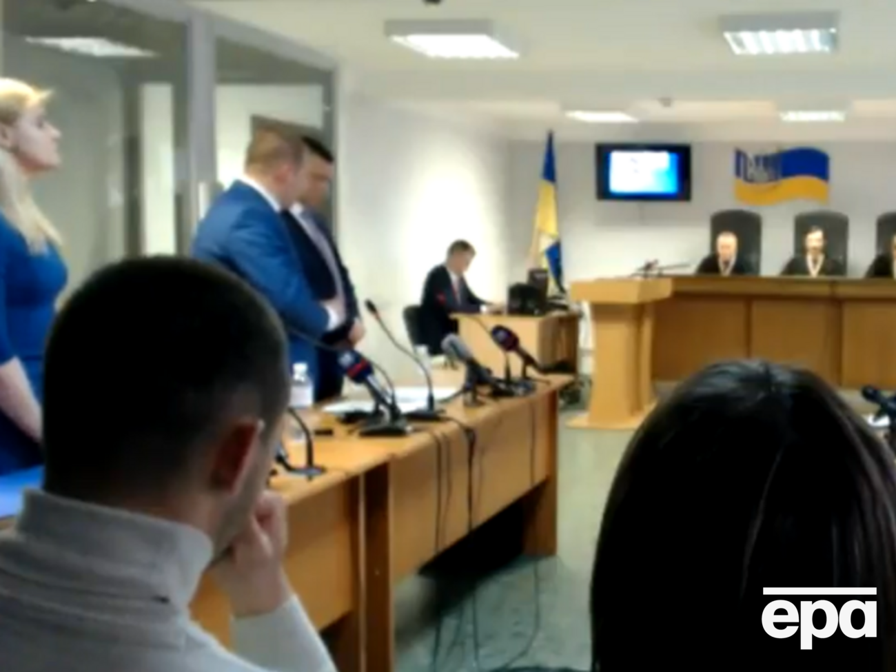 Адвокаты протестовали против решения судьи начать дебаты