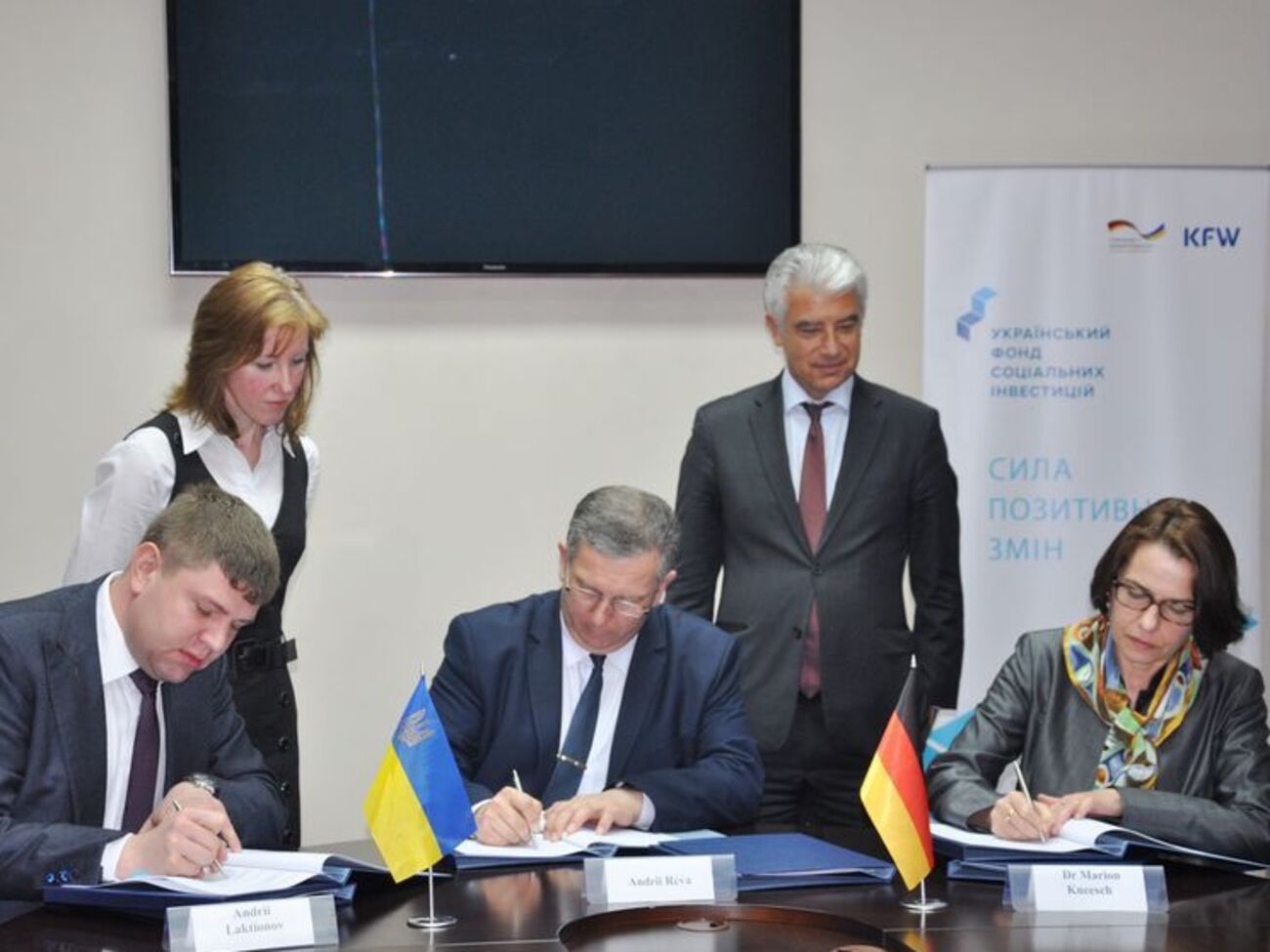 Угоду було підписано директором Українського фонду соціальних інвестицій Андрієм Лактіоновим, міністром соцполітики Андрієм Ревою та керівником підрозділу банку KfW Маріон Кнееш