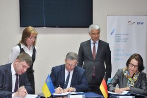 Угоду було підписано директором Українського фонду соціальних інвестицій Андрієм Лактіоновим, міністром соцполітики Андрієм Ревою та керівником підрозділу банку KfW Маріон Кнееш