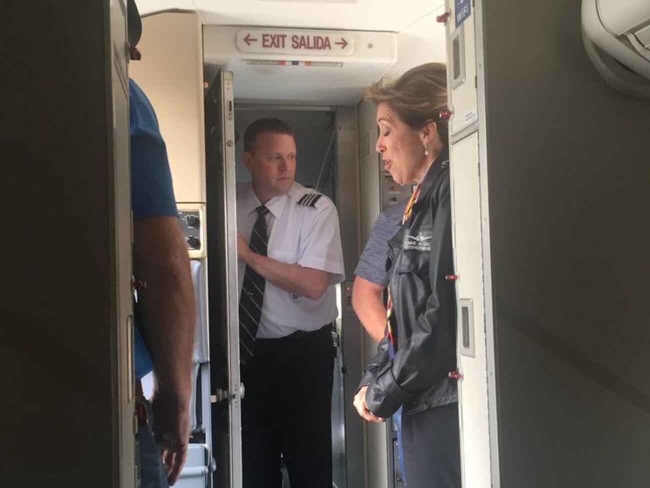 За словами пасажирів, лайнер посадила саме Шульц