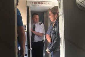 По словам пассажиров, лайнер посадила именно Шульц